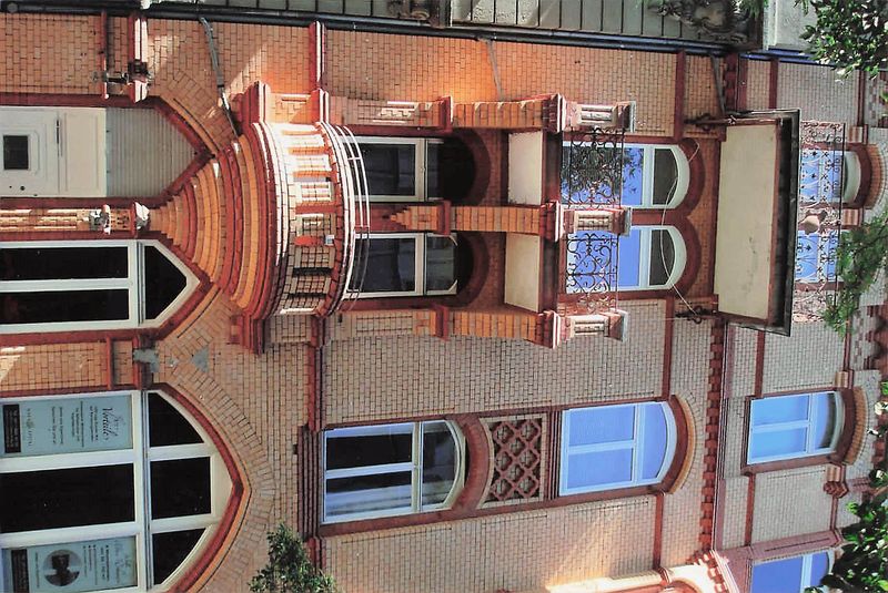 Hochwertig sanierte Altbauwohnung mit Fischgrätparkett, Stuck & neuem Balkon in Wiesbaden